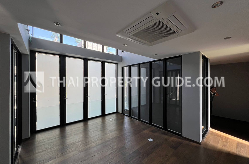 House with Private Pool in Srinakarin 